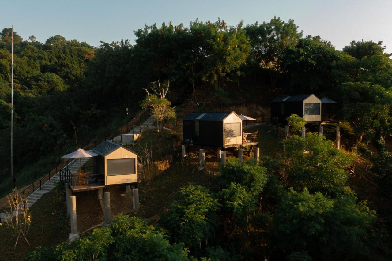 Bobocabin Umarato, Sumba 와이카부박 외부 사진